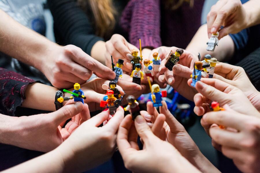 Legomenschen mit Händen