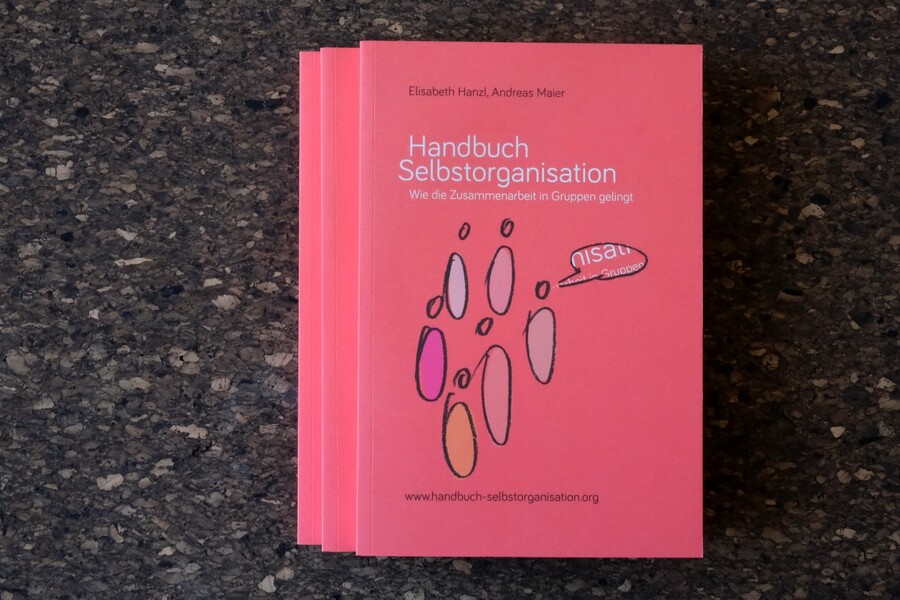 Foto von Elisabeth Hanzl Stapel von Handbüchern